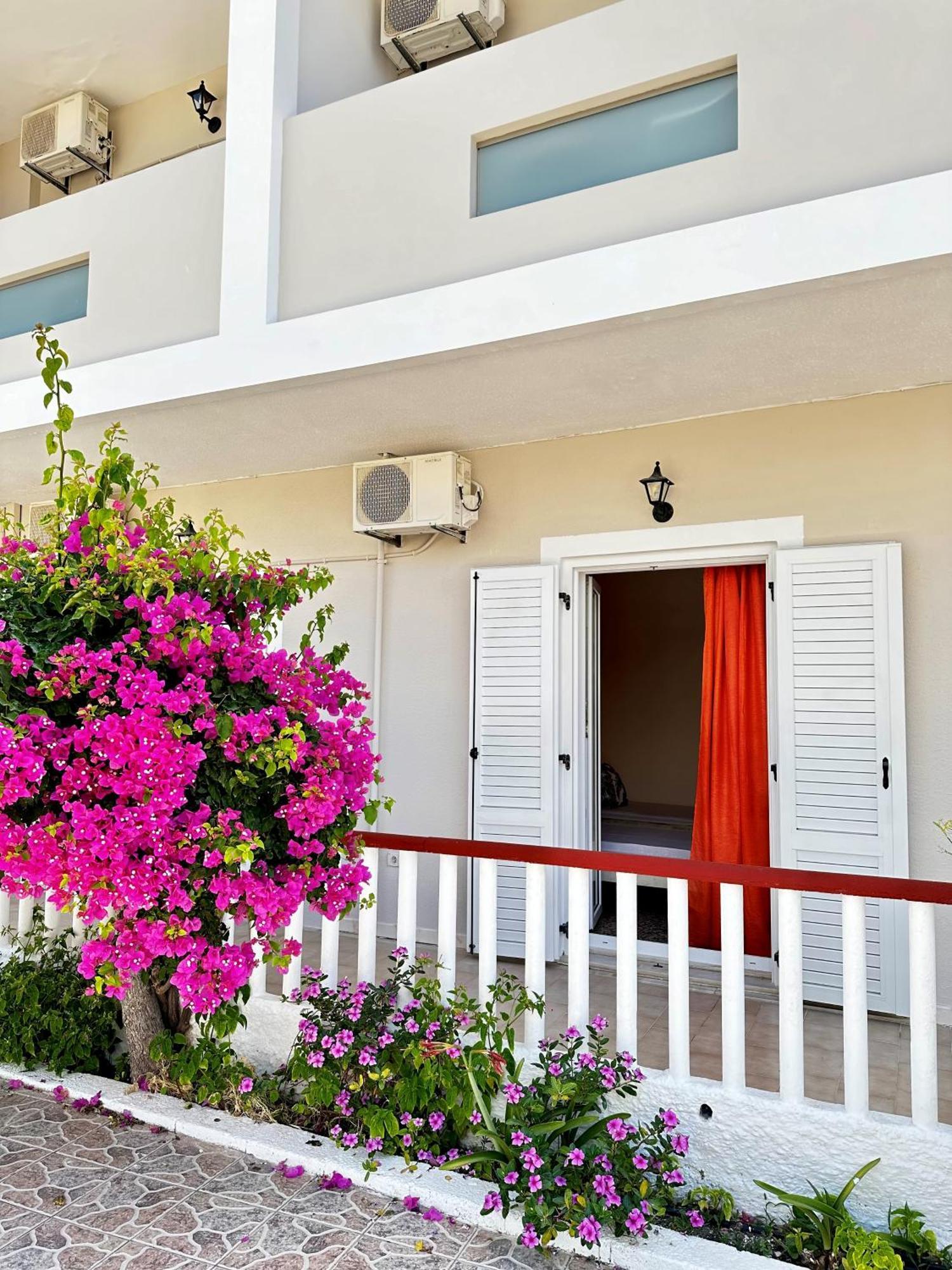 J & N Apartament Laganas